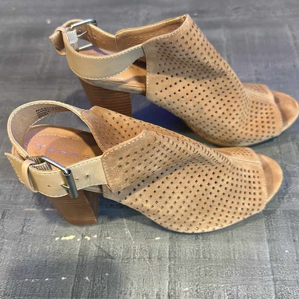 Tahari Margret 2 Peep Toe Laser Cut Sandals Size 8.5